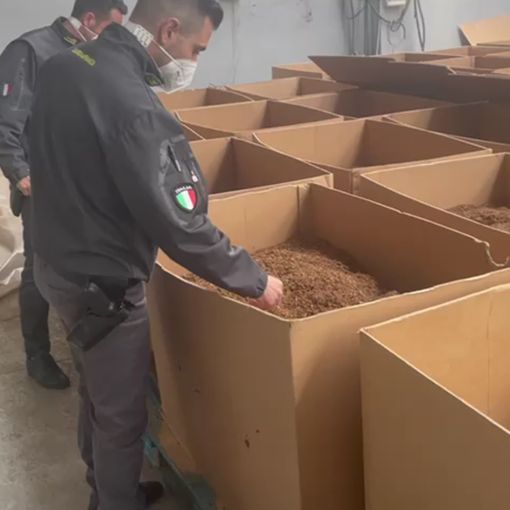 Bernate Ticino: sigarette contraffatte prodotte da otto serbi e bulgari che vivevano notte e giorno in quel capannone in condizioni precarie