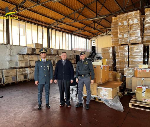 Magenta: capi di abbigliamento e scarpe sequestrati dalla Guardia di Finanza donati a Caritas e Non di solo pane