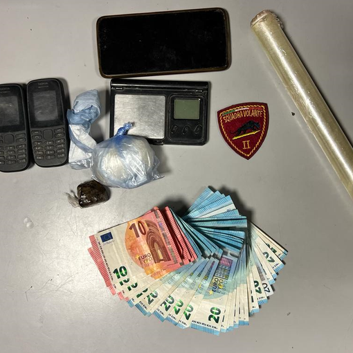 Pavia: fermato per un controllo minaccia i poliziotti con una falce. Arrestato 43enne con droga e contanti