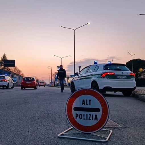 Trecate: colpisce con pugno e testata gli agenti della Polizia locale, arrestato per resistenza