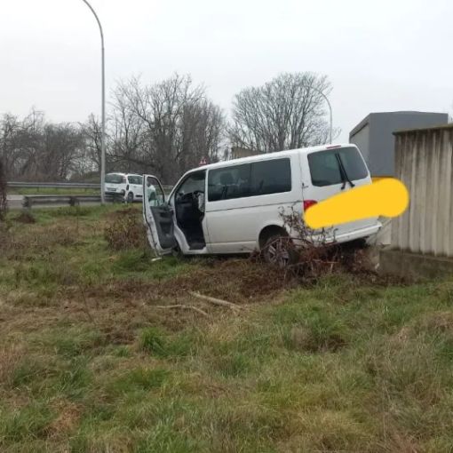 Incidente al solito incrocio tra Robecco e Magenta: furgoncino sfonda il muro di cinta