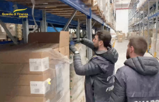 Scoperti 270mila prodotti cosmetici nocivi: nei guai una ditta della provincia di Varese, tre persone denunciate