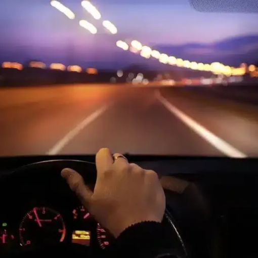 Milano, gara di velocità notturna: incidente tra due auto
