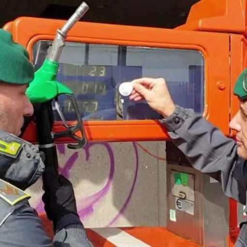 Truffa da 300 milioni sui carburanti, la base era a Magenta. Otto arresti