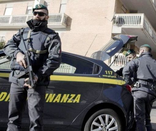 Raggirano avvocato milanese in pensione e gli sotttaggono 1 milione: la Gdf ‘pizzica’ famiglia di Monza