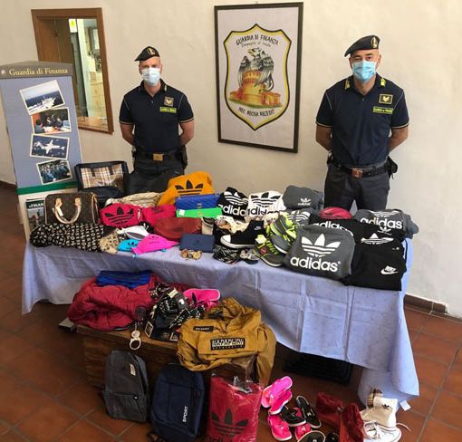 San Donato Milanese: la Gdf sequestra 450mila euro di abiti ‘taroccati’