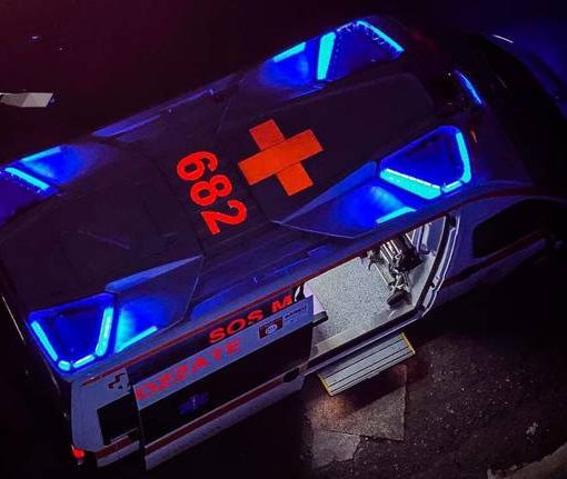 Si ribalta nella notte con l'auto in A8: uomo di 32 anni finisce in ospedale