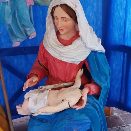 Vandali danneggiano il presepe sul sagrato della chiesa di San Rocco a Magenta e rompono il Gesù Bambino
