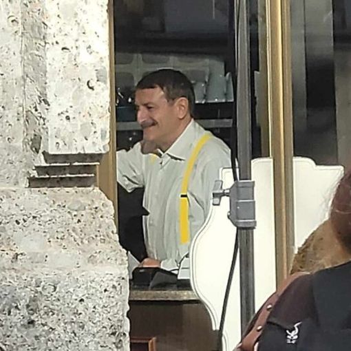 Magenta, le immagini di Giacomo Poretti seduto al bancone del bar Maino per girare uno spot