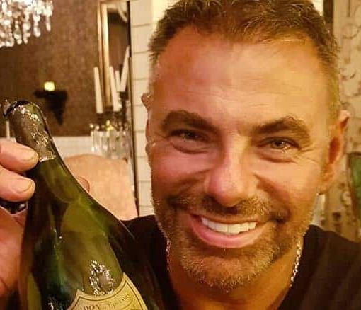 ...e sotto casa di Lacerenza i messaggi dei fan