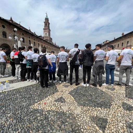 Dai rifiuti del tabacco ai rischi per la salute. Ats in strada con gli studenti per dire no al fumo