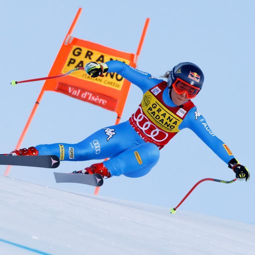 Sci, la lombarda Sofia Goggia è  immensa: vince in discesa a St. Moritz con la mano rotta