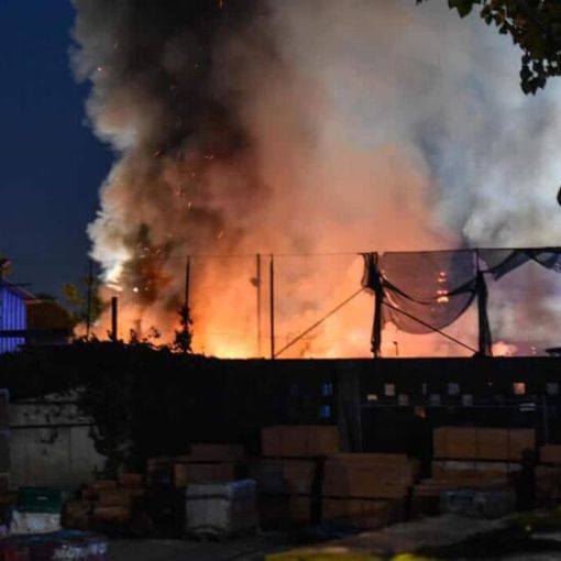 Milano, maxi incendio in area camper al Gratosoglio