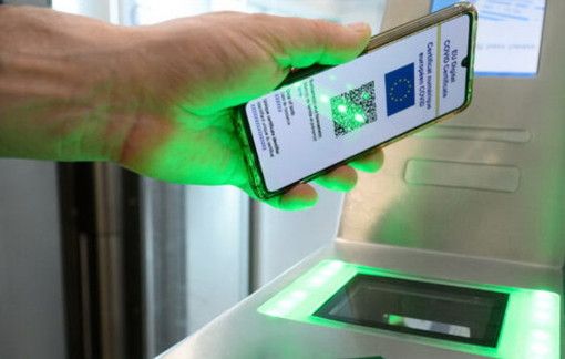 Si fa strada l'ipotesi del green pass in due step: ad agosto per bar e ristoranti a settembre i trasporti
