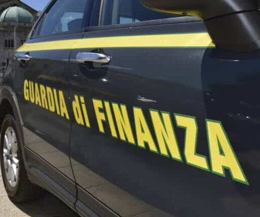 Lombardia: frode fiscale da 1,7 milioni, GdF sequestra soldi e una Jaguar