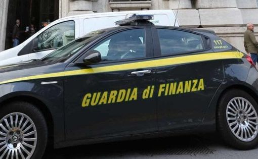 Alimenti rubati, due denunce e sigilli a capannone a Corsico