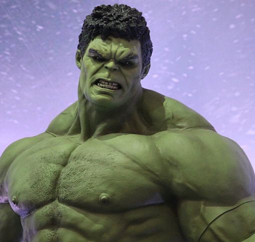 Lago Maggiore, travestito da Hulk entra nel cortile di una casa con una roncola: denunciato