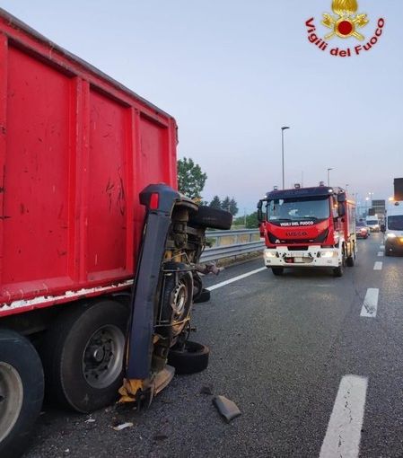 Incidente sulla A4, un furgone urta un camion fermo
