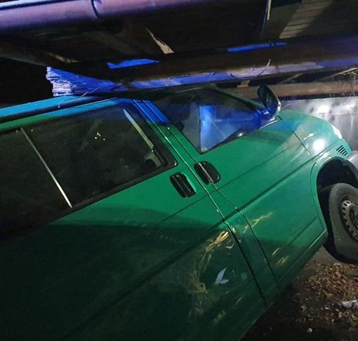 FOTO. Pauroso schianto sulla statale del lago Maggiore: finisce contro il muro e poi centra un furgone, illeso per miracolo