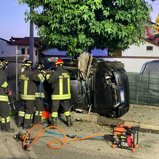 Perde il controllo dell'auto e finisce contro un albero, morto un 50enne