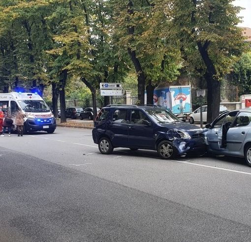 Frontale in viale Duca D'Aosta a Busto: tre persone soccorse