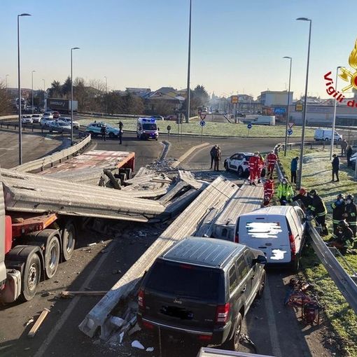 Trecate: camion perde il carico di travi di cemento e travolge un furgone