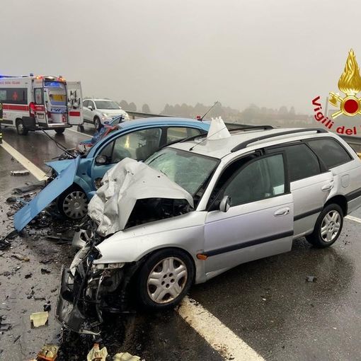 Scontro tra due auto a Galliate, feriti gli occupanti