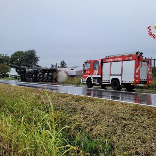 Incidente sulla provinciale Novara - Vercelli, autocisterna esce di strada e si ribalta