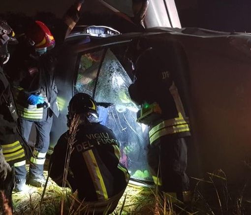 Trecate: auto perde il controllo e si ribalta