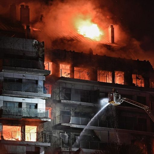 A Valencia violento incendio in edificio di 14 piani: persone intrappolate