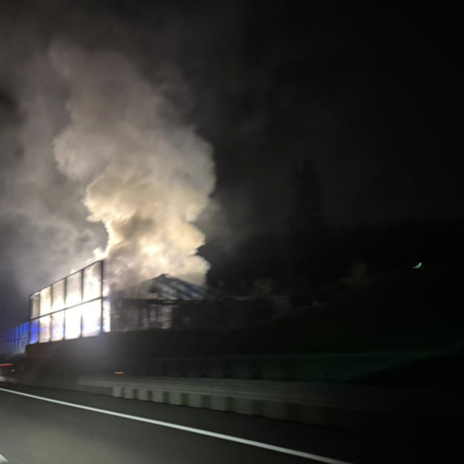 FOTO. Cascina in fiamme a ridosso dell'autostrada: vigili del fuoco in azione