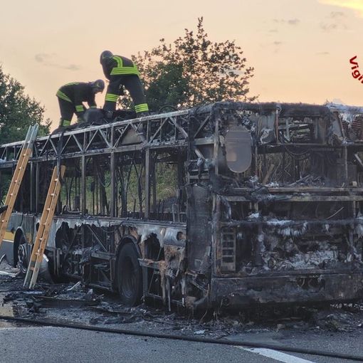 Autobus a fuoco in tangenziale a Novara