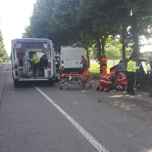 Furgone contro auto a Busto: tre giovani feriti e strada chiusa
