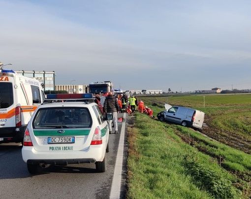 Scontro tra quattro auto a Romentino, 4 persone ferite