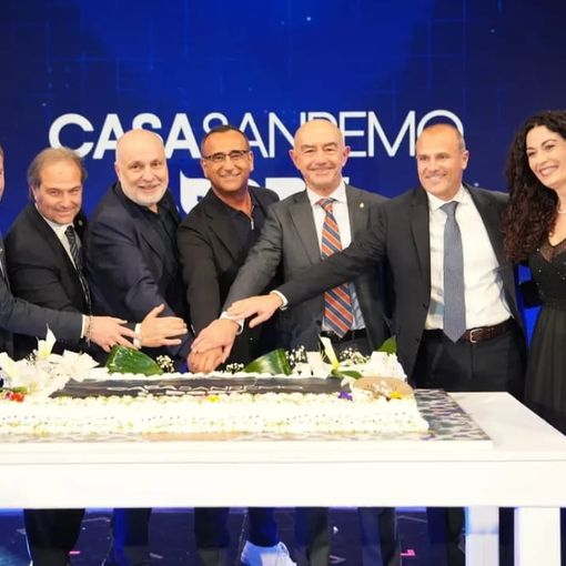Una maxi torta all'inaugurazione di Casa Sanremo che non è passata inossoervata a Carlo Conti: &quot;Mizzica che torta!&quot;