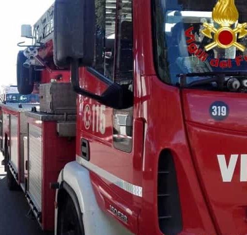Incendio alla Siderinox di Morimondo, sul posto i Vigili del fuoco di Abbiategrasso che lo hanno domato