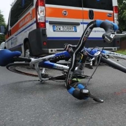 Borgo San Siro: cade dalla bici sulla provinciale 206, 50enne trasportato in codice giallo al civile