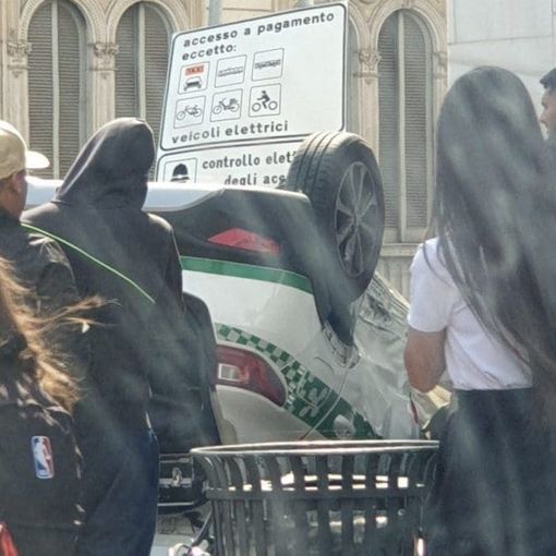 A Milano un’auto della Polizia locale si scontra con una Ferrari, ferito un motociclista