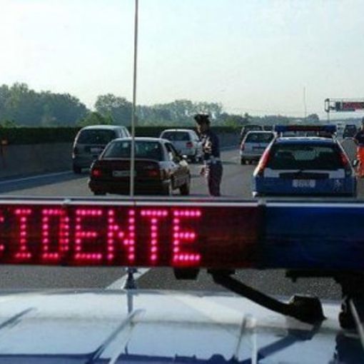 Auto si ribalta lungo la diramazione A8-A26 a Besnate: due feriti