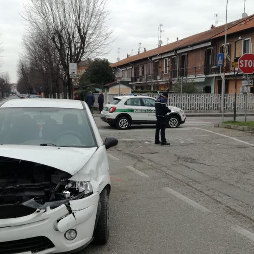 Vigevano: scontro tra auto in viale della Libertà, quattro feriti