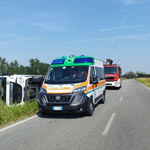 San Martino Siccomario: si ribalta con il camion, illeso un 35enne