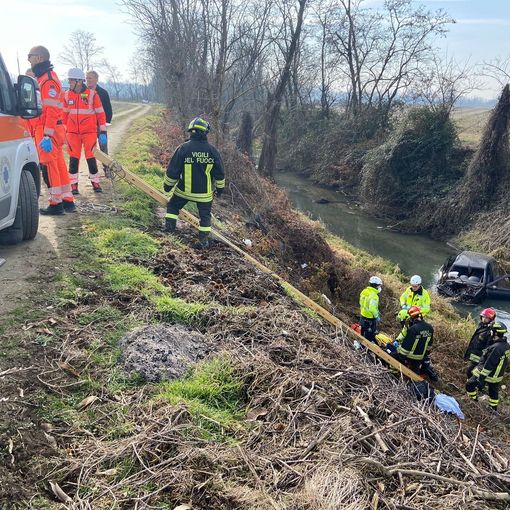 Zeme: si ribalta con l'auto in un fosso sulla 596dir, 56enne elitrasportato al San Matteo di Pavia