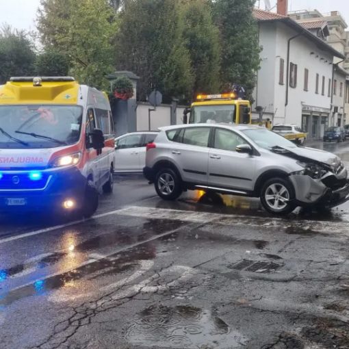 Scontro all’incrocio di via Mentana a Magenta: auto finisce sulla piazzola del mercatino della frutta