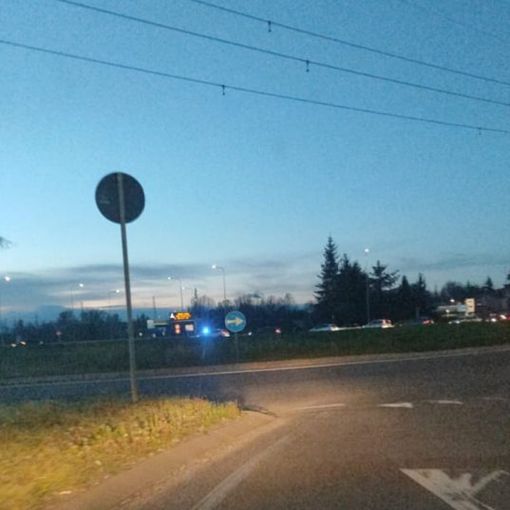 Scontro alla rotonda dello svincolo di Mesero per Malpensa: feriti due motociclisti