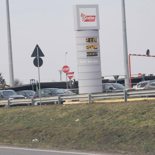 Magenta, la benzina meno cara... è all’Iper: serpentone di auto al self