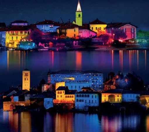 L'Isola dei Pescatori, in alto in foto, e l'Isola di San Giulio unite in questo rendering mentre s'illuminano per le feste e si trasformano nell'Isola dei Colori e in quella delle Stelle