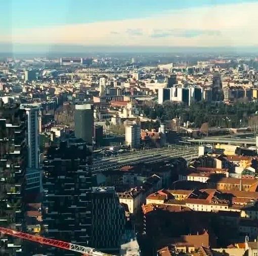 Ipotesi zona gialla per la Lombardia dal 25 aprile. «Ripartiamo da bar e ristoranti aperti all'esterno ma anche da palestre e piscine...»