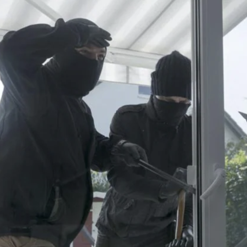 Furto in pieno giorno a Novara: ladri irrompono in un appartamento a Porta Mortara