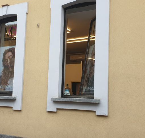 Ladri nella notte a Magenta: colpito il parrucchiere MG Hair Studio in via Santa Crescenzia