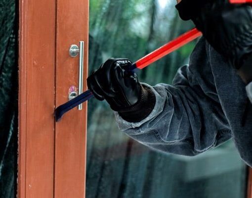 Ladri alla scuola elementare di Mesero: rubati pc e materiale didattico